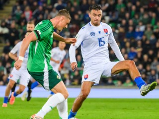 Daniel Hallard (Severné Írsko) a David Strelec (Slovensko) bojujú o loptu.