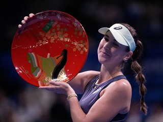 Belinda Benčičová oslavuje titul v Tokiu. 