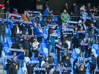 Diváci počas zápasu ŠK Slovan Bratislava - KFC Komárno.
