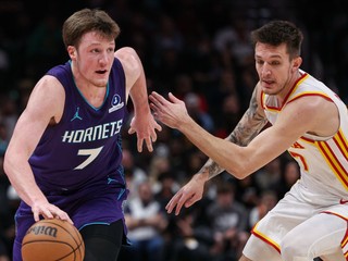 Vít Krejčí (vpravo) v dresy Atlanty Hawks.