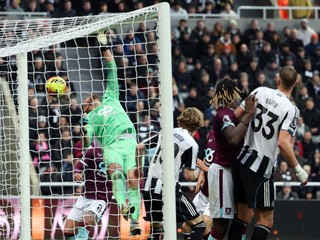 Slovenský brankár Martin Dúbravka inkasuje gól z rohu v zápase Newcastle - Burnley.