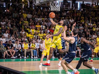 Momentka z piateho finále medzi Patrioti Levice a BC SLOVAN Bratislava.