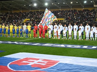 Vpravo hráči Slovenska a vľavo Kazachstanu stoja pred duelom zápasu C-divízie Ligy národov vo futbale Slovensko - Kazachstan.