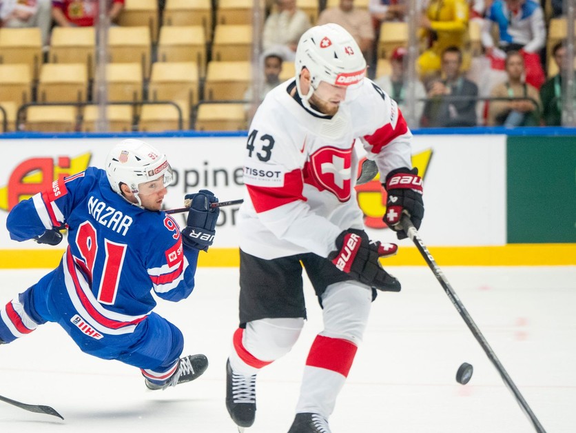 Americký hráč Frank Nazar (vľavo) bojuje o puk so Švajčiarom Andreom Glauserom v zápase B-skupiny USA - Švajčiarsko na MS 2025.