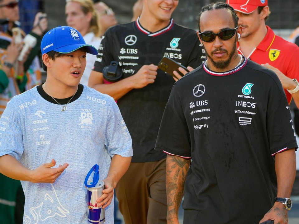 Lewis Hamilton a Júki Cunoda. 