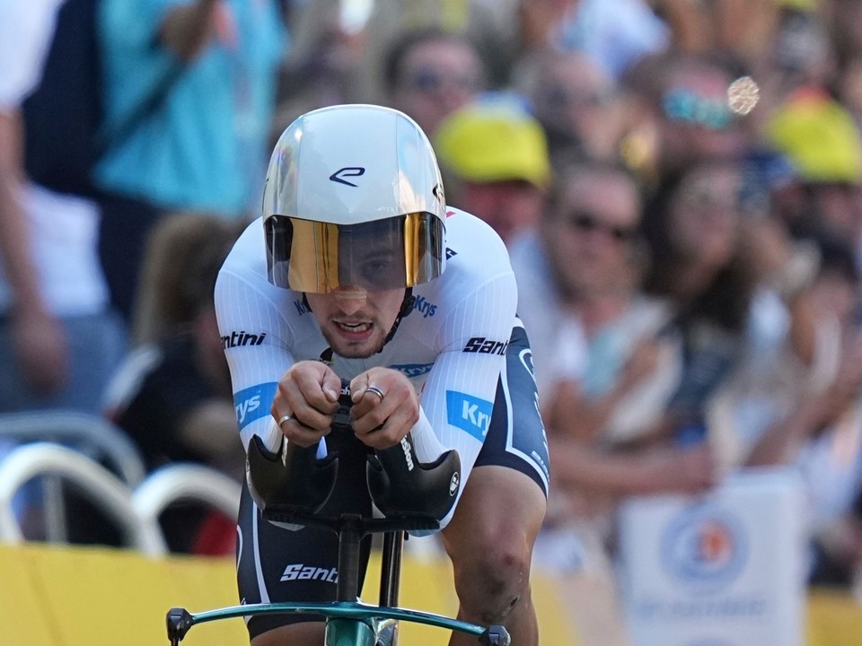 Kevin Vauquelin počas úvodnej časovky na Tour de France 2025.