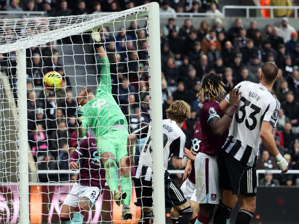 Slovenský brankár Martin Dúbravka inkasuje gól z rohu v zápase Newcastle - Burnley.
