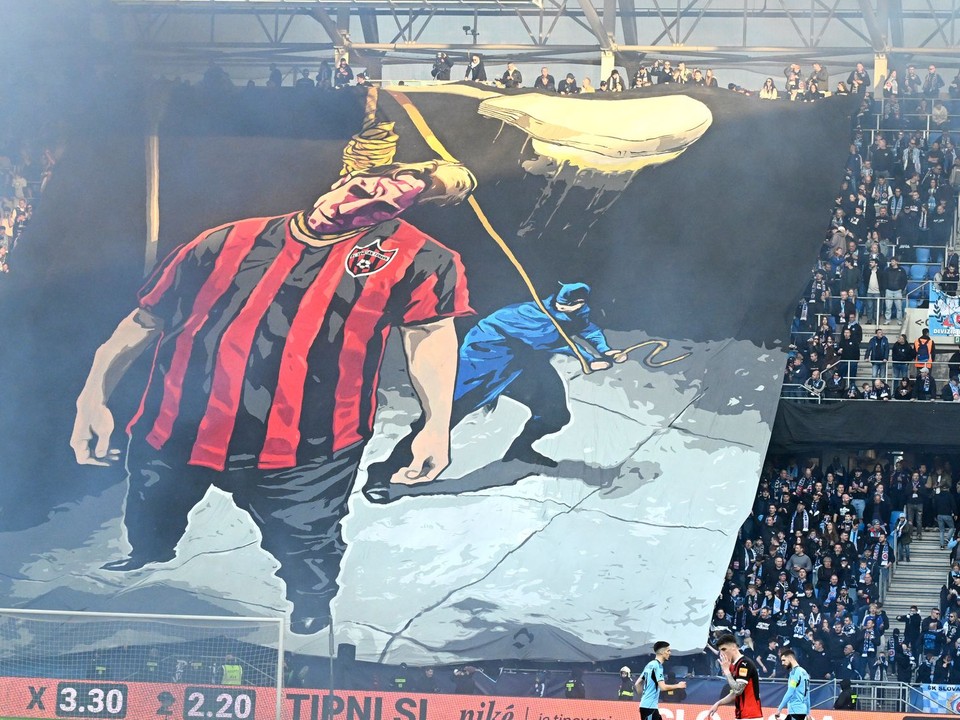 Na snímke transparent v sektore fanúšikov Slovana v 5. kole nadstavbovej časti Niké ligy skupiny o titul ŠK Slovan Bratislava - FC Spartak Trnava.