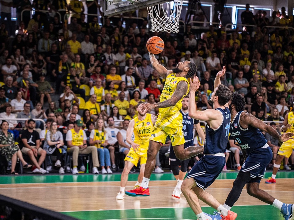 Momentka z piateho finále medzi Patrioti Levice a BC SLOVAN Bratislava.