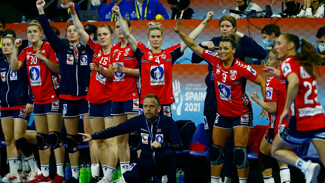Nórky a ich islandský tréner Thorir Hergueirsson počas finále proti Francúzsku.