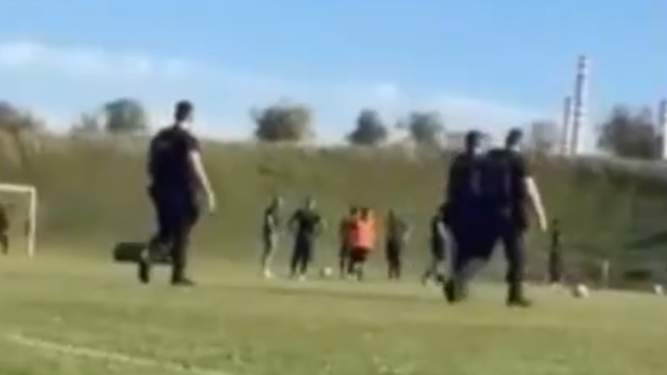 Polícia počas zásahu na futbalovom zápase v Česku.