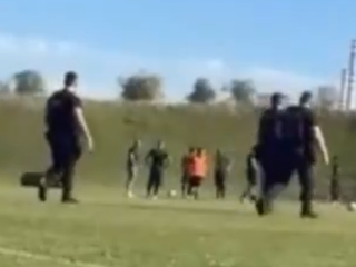 Polícia počas zásahu na futbalovom zápase v Česku.