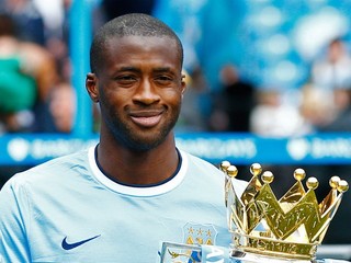 Yaya Touré v drese Manchestru City s trofejou.