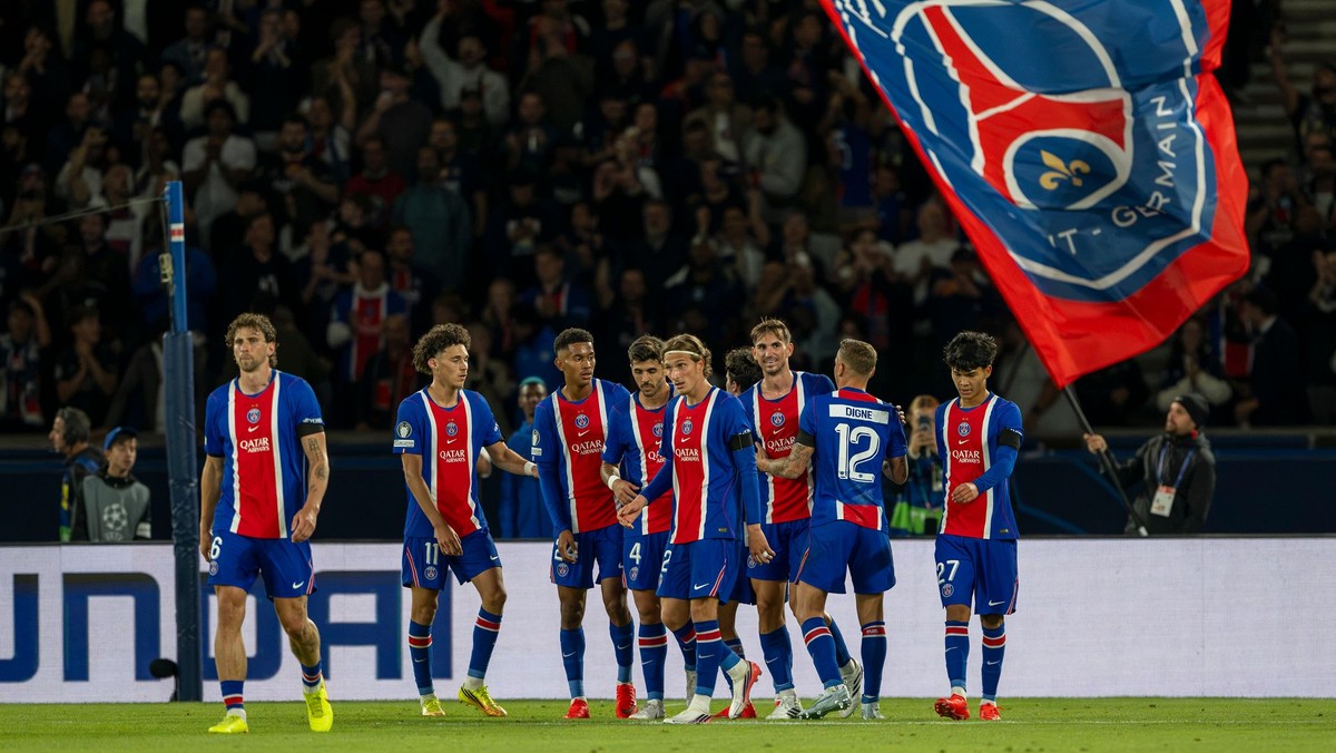 Na snímke hráč Paríža St. Germain Fabián Ruiz (tretí sprava) sa teší so spoluhráčmi z gólu.
