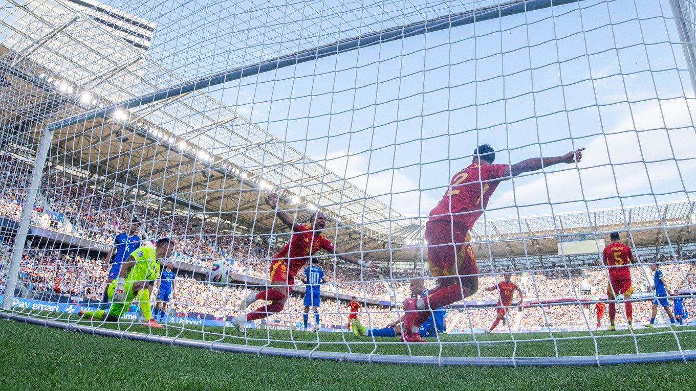Prekonaný brankár Ľubomír Belko a Marc Pubill, ktorý sa teší po strelenom góle v zápase Slovensko - Španielsko v skupine A na EURO U21 2025.