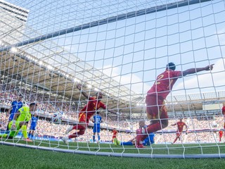Prekonaný brankár Ľubomír Belko a Marc Pubill, ktorý sa teší po strelenom góle v zápase Slovensko - Španielsko v skupine A na EURO U21 2025.