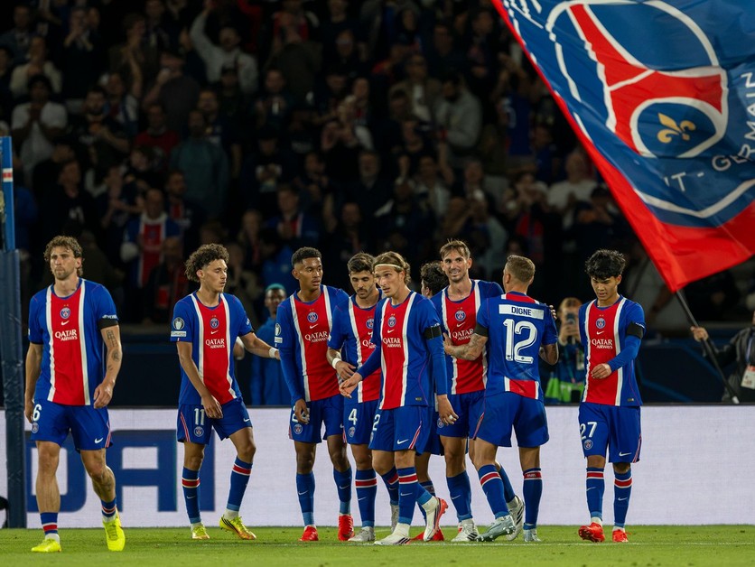 Na snímke hráč Paríža St. Germain Fabián Ruiz (tretí sprava) sa teší so spoluhráčmi z gólu.