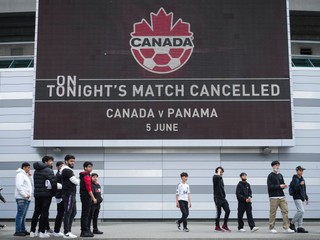 Fanúšikovia pred Štadiónom B.C. Place vo Vancouveri v Kanade.