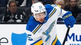 Jordan Kyrou (25) strieľa na bránu počas zápasu zámorskej NHL Los Angeles Kings - St. Louis Blues
