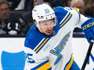 Jordan Kyrou (25) strieľa na bránu počas zápasu zámorskej NHL Los Angeles Kings - St. Louis Blues