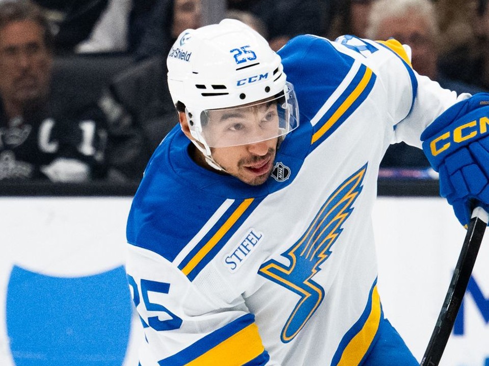 Jordan Kyrou (25) strieľa na bránu počas zápasu zámorskej NHL Los Angeles Kings - St. Louis Blues