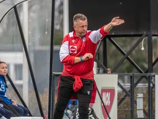 Tréner reprezentácie WU19 Jozef Jelšic počas prípravného zápasu Slovensko - Škótsko v Dunajskej Strede 23. októbra 2025.