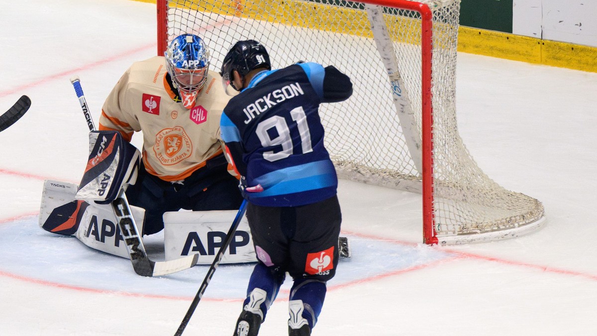Na snímke zľava Ludvig Persson (Växjö) a Robby Jackson (Nitra) v druhom kole základnej časti Ligy majstrov medzi HK Nitra a Växjö Lakers 6. septembra 2026 v Nitre. FOTO TASR - Henrich Mišovič

- Slovensko
- šport
- hokej
- druhé
- kolo
- základná
- časť
- Liga
- majstrov
- LM
- NRX