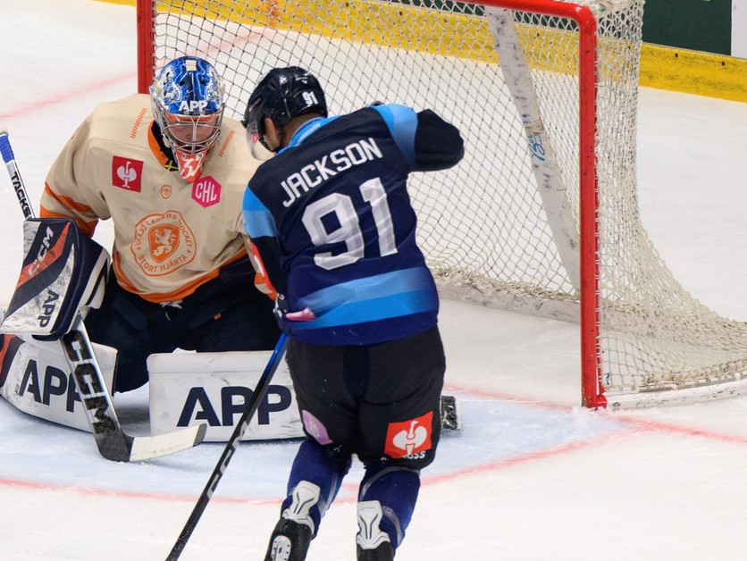 Na snímke zľava Ludvig Persson (Växjö) a Robby Jackson (Nitra) v druhom kole základnej časti Ligy majstrov medzi HK Nitra a Växjö Lakers 6. septembra 2026 v Nitre. FOTO TASR - Henrich Mišovič
- Slovensko
- šport
- hokej
- druhé
- kolo
- základná
- časť
- Liga
- majstrov
- LM
- NRX