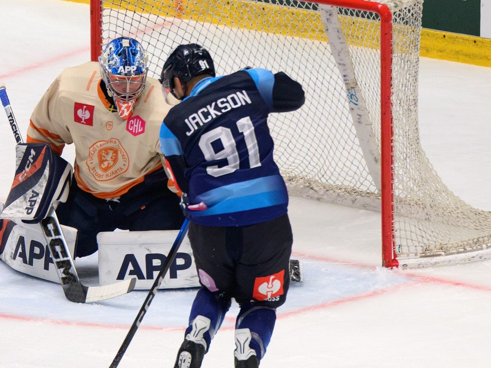Na snímke zľava Ludvig Persson (Växjö) a Robby Jackson (Nitra) v druhom kole základnej časti Ligy majstrov medzi HK Nitra a Växjö Lakers 6. septembra 2026 v Nitre. FOTO TASR - Henrich Mišovič

- Slovensko
- šport
- hokej
- druhé
- kolo
- základná
- časť
- Liga
- majstrov
- LM
- NRX