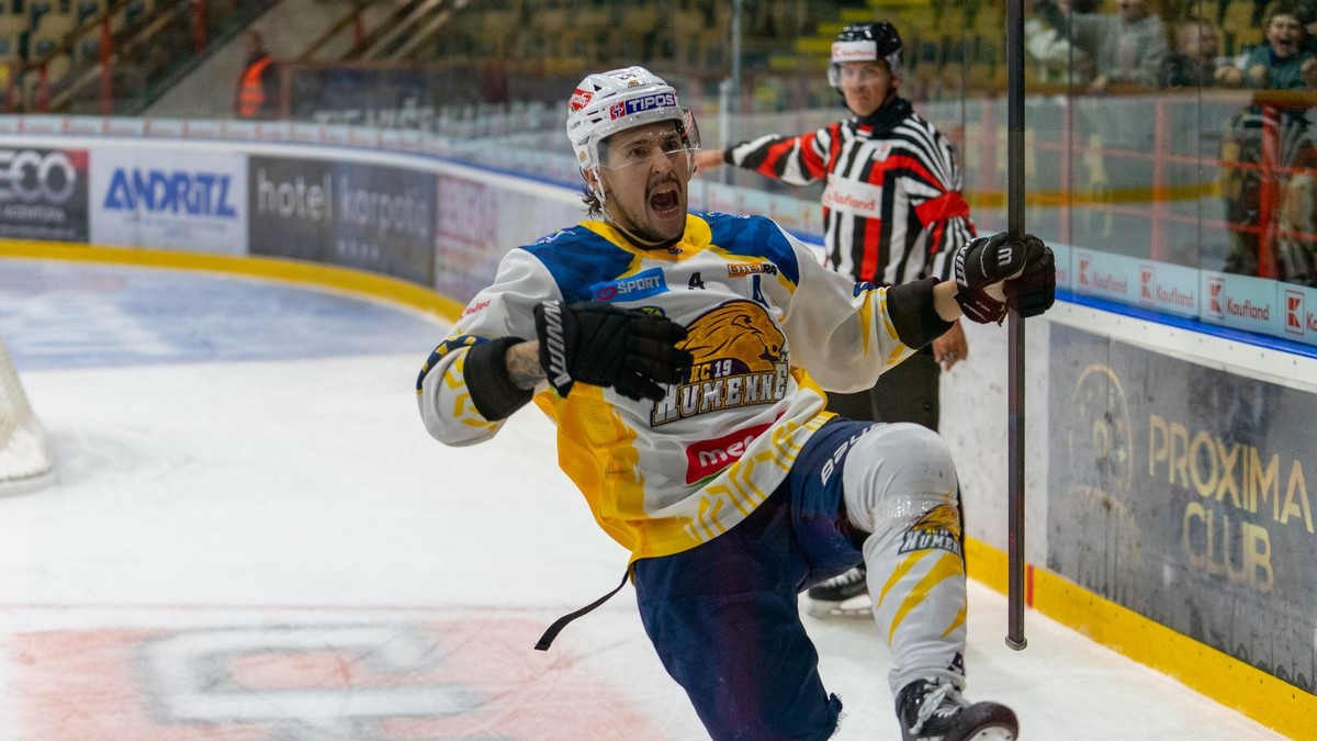 HC 19 Humenné oslavuje gól v zápase Tipos SHL.