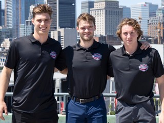 Zľava Juraj Slafkovský, Shane Wright a Logan Cooley pred Draftom NHL 2022.