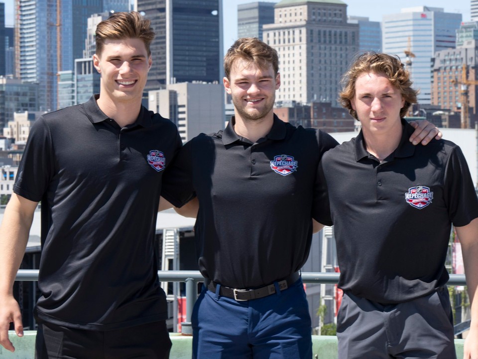 Zľava Juraj Slafkovský, Shane Wright a Logan Cooley pred Draftom NHL 2022.