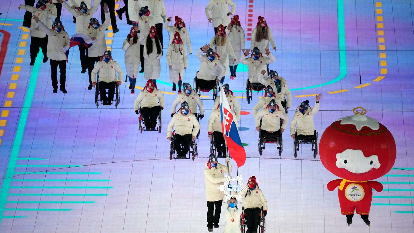 Slovenská výprava počas otváracieho ceremoniálu zimných paralympijských hier 2022. 
