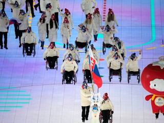 Slovenská výprava počas otváracieho ceremoniálu zimných paralympijských hier 2022. 