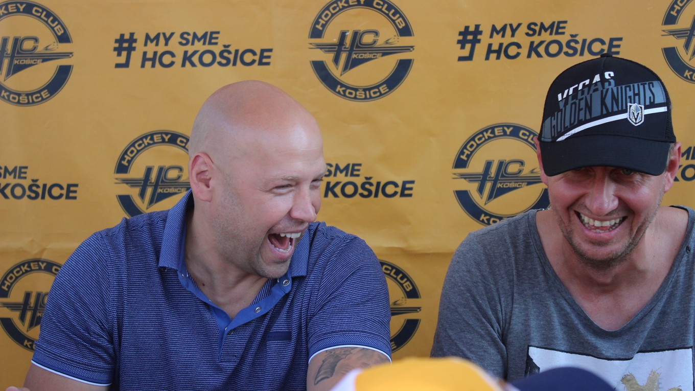Jiří Bicek (vľavo) a Rastislav Staňa na autogramiáde HC Košice.