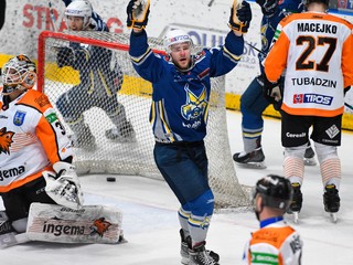Slovenský hokejista Andreas Štrauch sa teší z gólu.