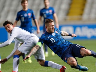 Juraj Kucka (vpravo) v zápase Cyprus - Slovensko, kvalifikácia na MS vo futbale 2022.