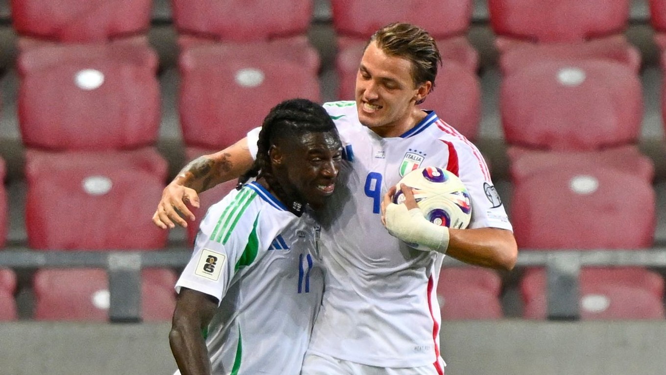 Futbalisti Talianska oslavujú gól.