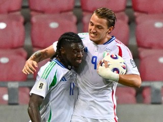 Futbalisti Talianska oslavujú gól. 