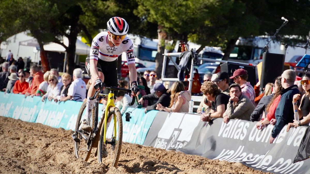 Viktória Chladoňová počas pretekov v cyklokrose v Benidorme 2026.           