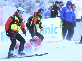 Petra Vlhová mala v Jasnej škaredý pád počas prvého kola obrovského slalomu. Zo svahu ju odvážali na saniach.