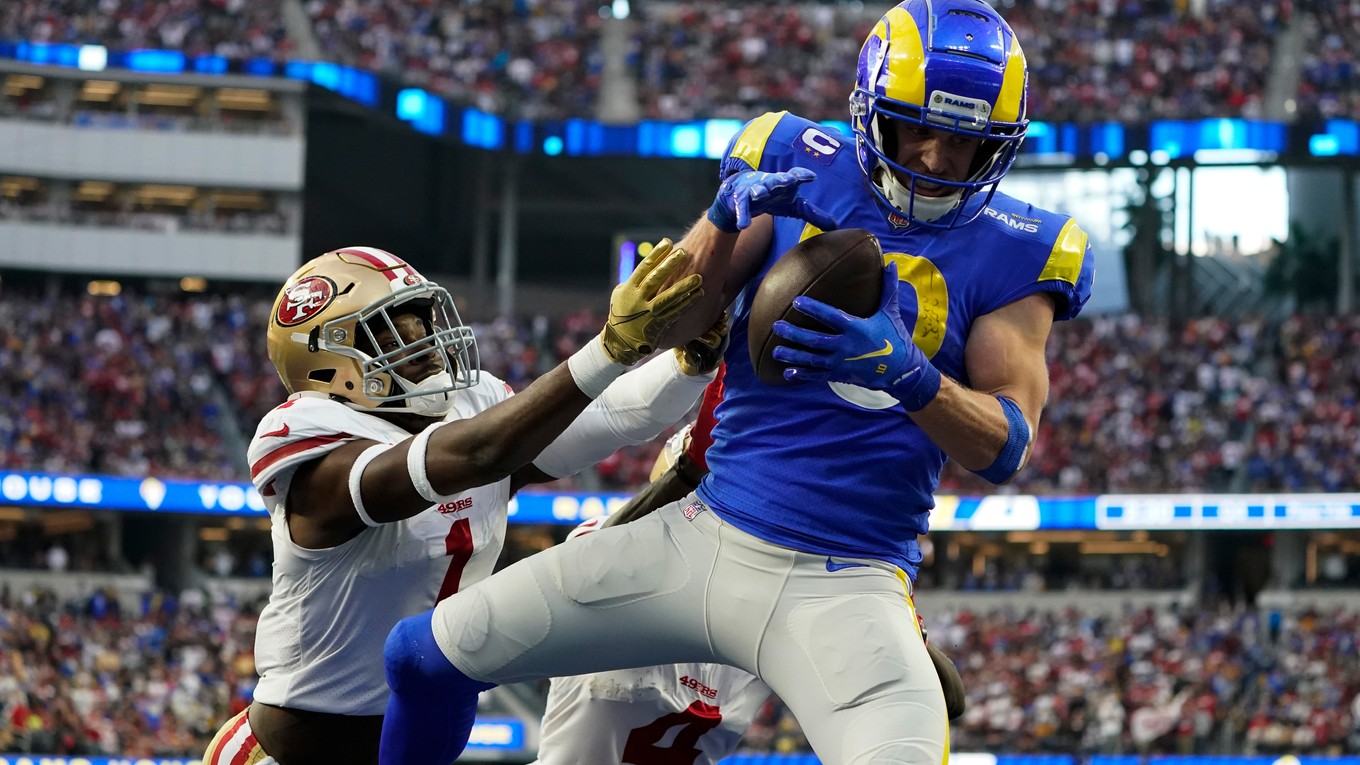 Cooper Kupp (10) z tímu Los Angeles Rams prijíma prihrávku na touchdown v zápase proti San Francisco 49ers