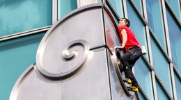 Alex Honnold vyliezol na 500 metrov vysoký mrakodrap Taiwan-Pej 101