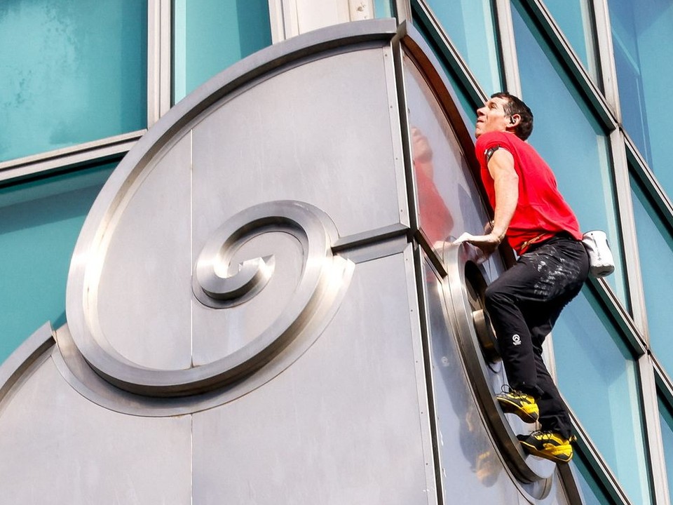 Alex Honnold vyliezol na 500 metrov vysoký mrakodrap Taiwan-Pej 101