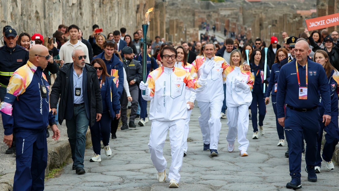 Jackie Chan niesol olympijský oheň cez Pompeje