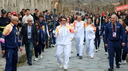 Jackie Chan niesol olympijský oheň cez Pompeje