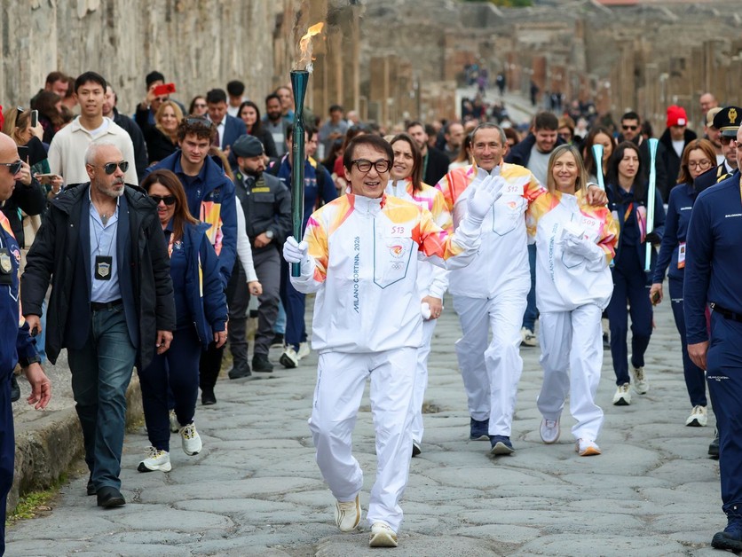 Jackie Chan niesol olympijský oheň cez Pompeje