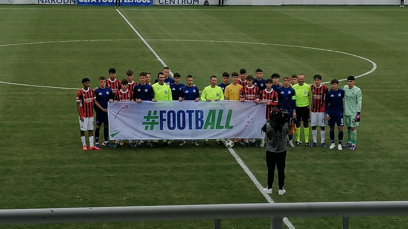 Spoločná fotka oboch tímov pred zápasom mládežníckej Ligy majstrov Slovan Bratislava - AC Miláno.