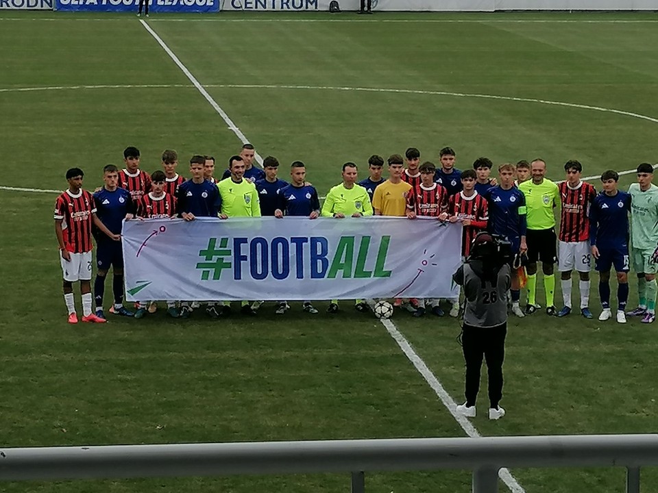 Spoločná fotka oboch tímov pred zápasom mládežníckej Ligy majstrov Slovan Bratislava - AC Miláno.