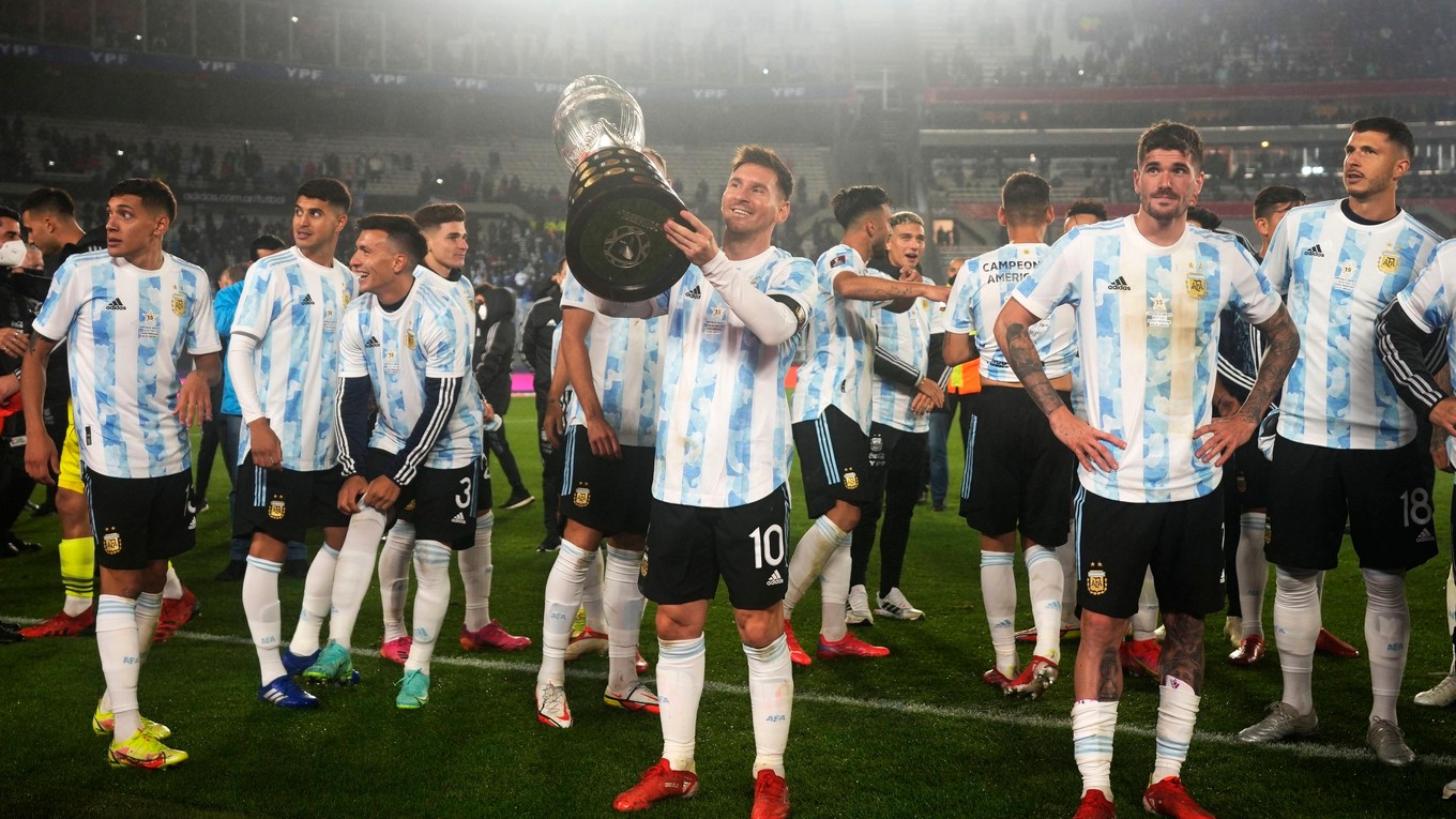 Lionel Messi s trofejou pre víťaza Copa América z roku 2021.